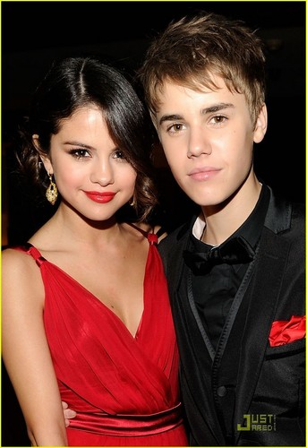  Justin Bieber & Selena Gomez: Holding Hands at Oscar Party!