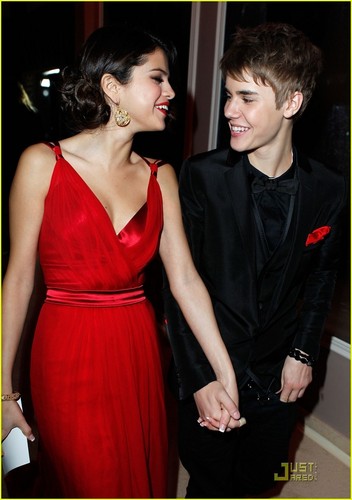 Justin Bieber & Selena Gomez: Holding Hands at Oscar Party!