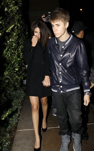  Justin Bieber & Selena Gomez: Maggiano’s B-Day makan malam, majlis makan malam