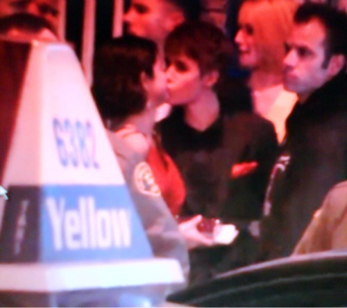  Justin and Selena s’embrasser at the Oscars