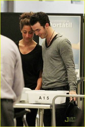  Kevin e Danielle no aeroporto de Miami - 01/03