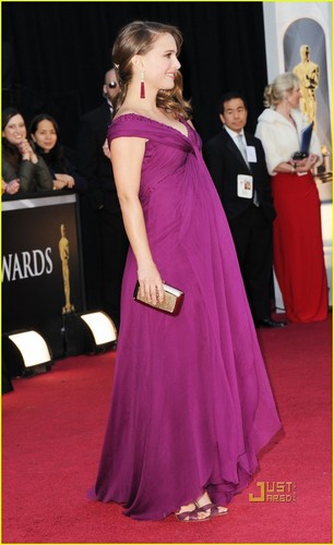  Natalie Portman - Oscars 2011 Red Carpet