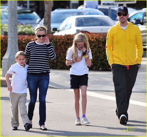  Reese Witherspoon & Jim Toth: Pinkberry with the Kids