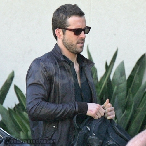  Ryan Reynolds Goes From Hollywood to Cape Town in sûr, sans danger Conditions, February 3