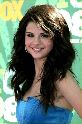  Selena Gomez-So-Pretty-Hairstyles