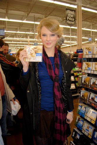  Taylor Buying her Fearless CD :)