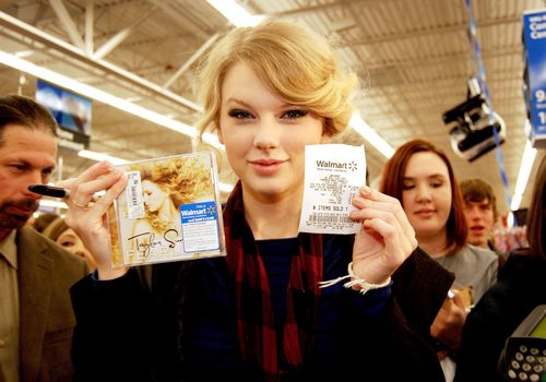  Taylor Buying her Fearless CD :)