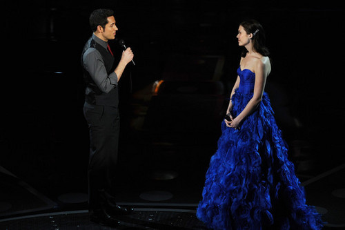  Zachary Levi & Mandy Moore Performing @ the 2011 Academy Awards