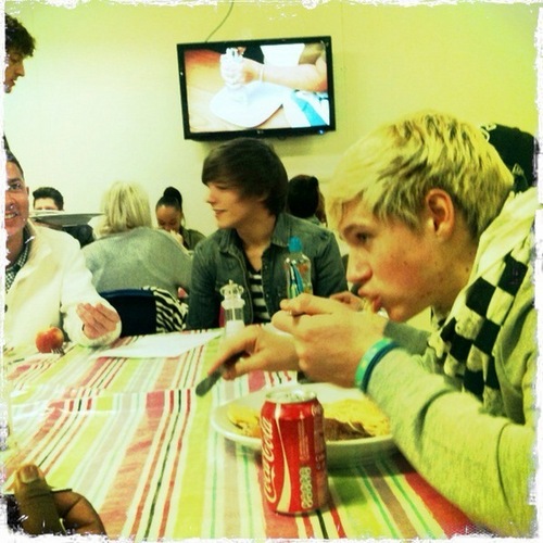  louis and niall eating!! xx