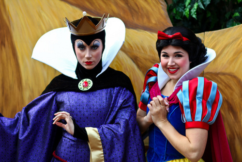  Evil reyna and Snow White