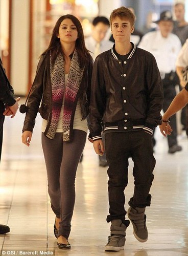 Justin Bieber & Selena Gomez Shopping In Louis Vuitton & D&G Stores (JB+SG = True Love) 100% Real x 