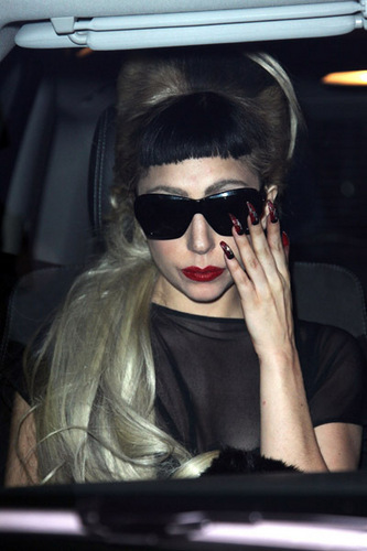  Lady Gaga Arrives in Paris for Mugler onyesha