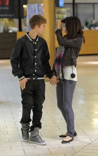  March 1 - Shopping In Los Angeles With Justin Bieber,2011