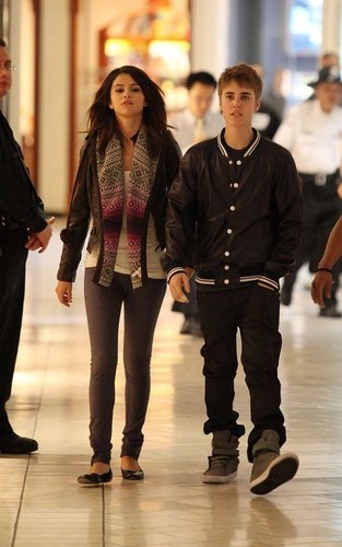  March 1 - Shopping In Los Angeles With Justin Bieber,2011