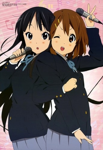  Mio and Yui bernyanyi together