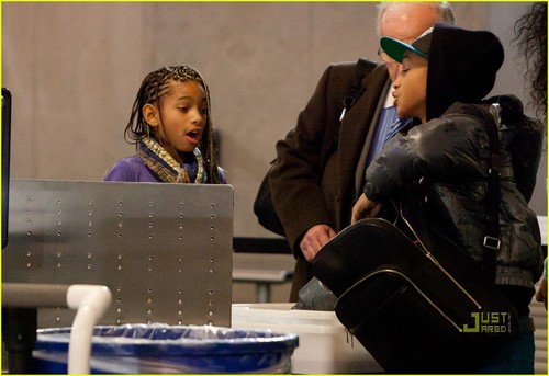  Willow Smith: LAX with Mom, Dad, and Jaden!