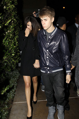  selena and justin at maggiano,the grove march1