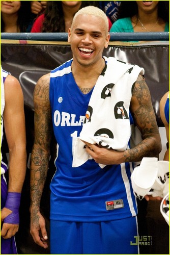  Chris Brown: Celebrity Charity Game!