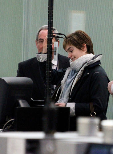  Emma Leaving From Londres - 03.03.2011