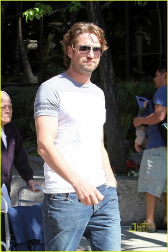  Gerard Butler: The Doctor Will See u Now!