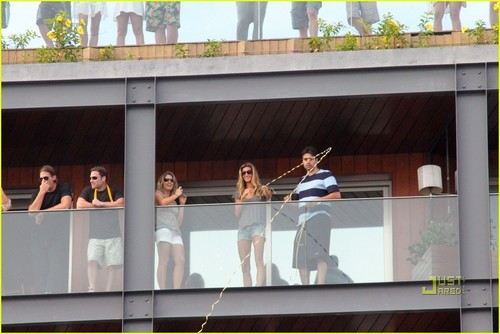  Gisele Bundchen & Tom Brady: Balcony in Brazil!