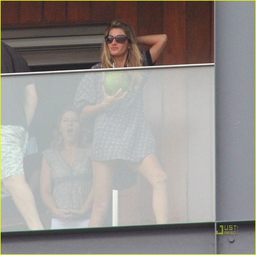  Gisele Bundchen & Tom Brady: Balcony in Brazil!