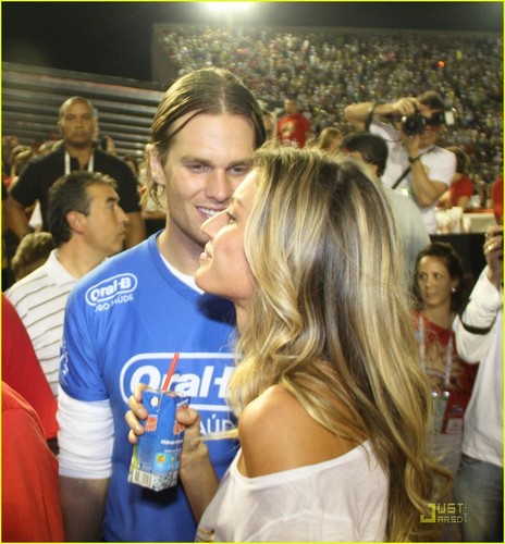  Gisele Bundchen & Tom Brady: Carnival Kiss!