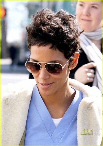  Halle Berry 스크럽스 Up for 'New Year's Eve'