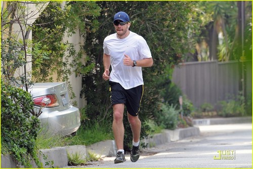  Jake Gyllenhaal Makes a Run For It!