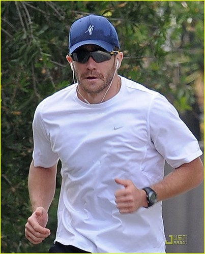 Jake Gyllenhaal Makes a Run For It!