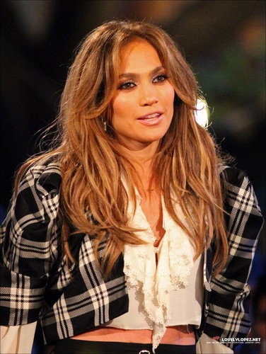  Jennifer Lopez Visits EXTRA At The Grove - 03-03-11