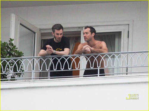  Jude Law: Shirtless in Rio!