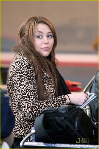 Miley Cyrus Jets Out of New York City