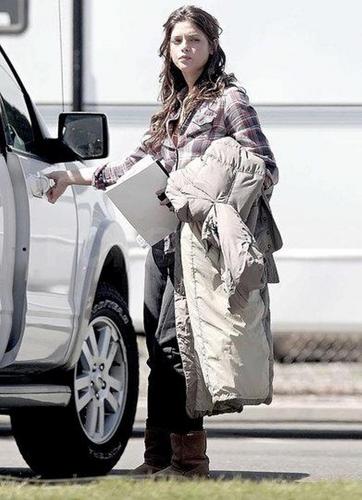  New/Old 照片 of Ashley on the set of 'The Apparition' [31/03/10].