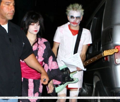  New Unseen các bức ảnh of Avril Lavigne and Deryck Whibley in Costume at Halloween Party in 2008!