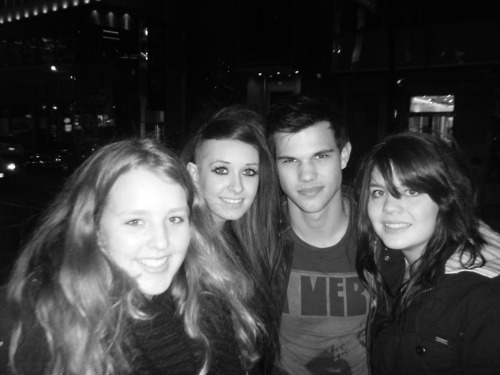 New photo of Taylor and fans 