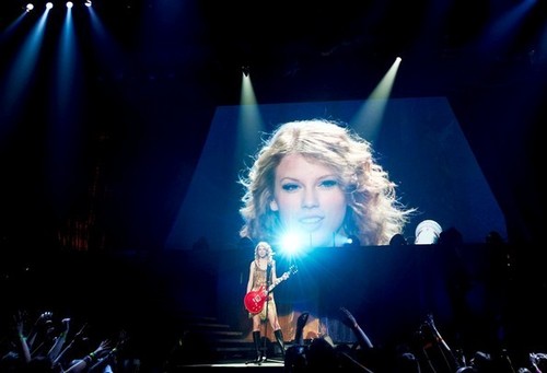  Taylor performs @ the Forest National Arena