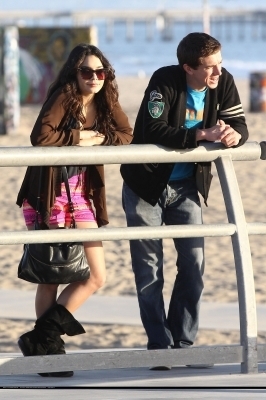 Vanessa out in Venice strand