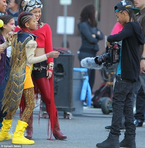 Willow & Jaden on the set of her new song 21st Century Girl