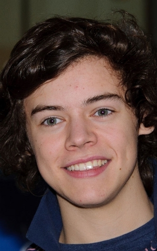  harry at book signing:)xxx<3