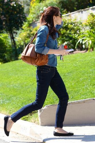  #New candids (MQ): Ashley Greene (@AshleyMGreene) spotted grocery shopping at Whole Foods in LA yest