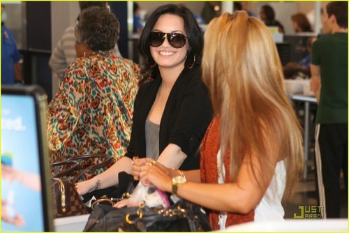  Demi Lovato: Goodbye, LA