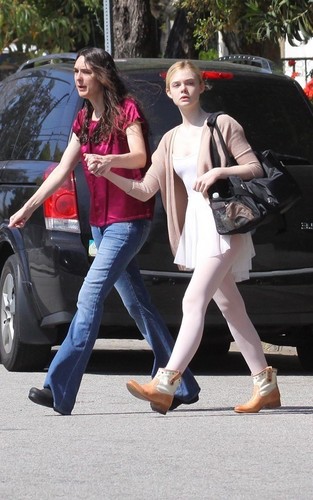  Elle Fanning Leaving ballet class (March 11, 2011)