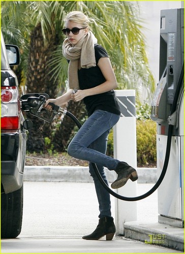  Emma Roberts: Car Cleaning Cutie