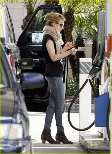  Emma Roberts: Car Cleaning Cutie