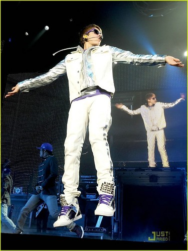  Justin Bieber: Roshon Fegan Wants wewe on Shake It Up!