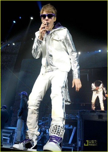  Justin Bieber: Roshon Fegan Wants u on Shake It Up!