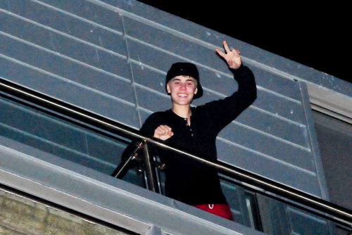  Justin Bieber on his balconey in Liverpool, UK