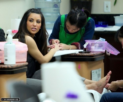  Kim stops Von her favourite nail salon in Beverly Hills 3/2/11