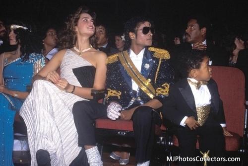  MJ with जानवर and फ्रेंड्स